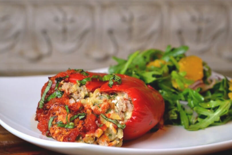 fasulyeli kirmizi biber dolmasi