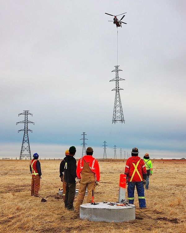 elektrik direklerinin monte edilmesi